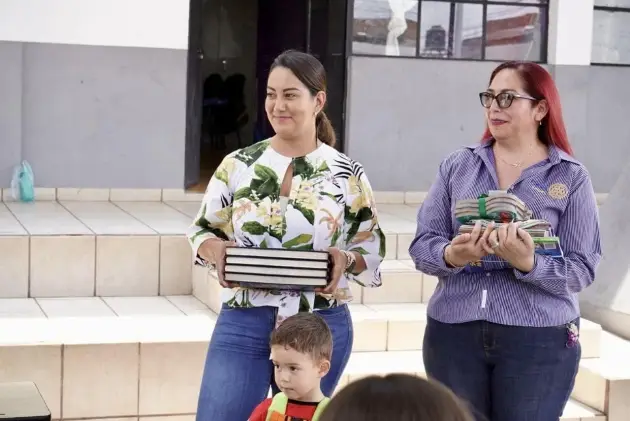 Entrega Federación apoyos de La Escuela Es Nuestra, en Cuanajillo